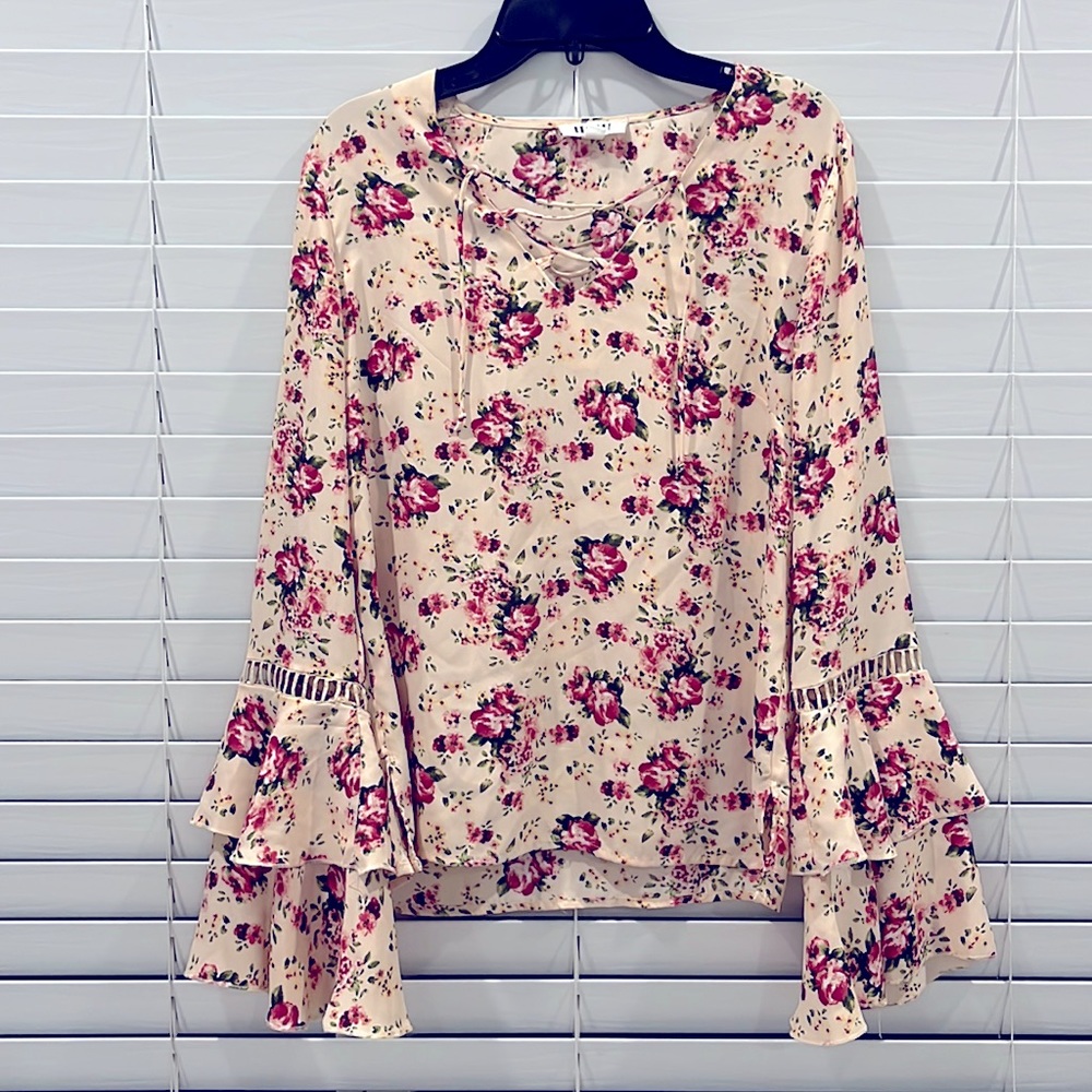 ONEHART Floral Small v neck bell sleeve blouse